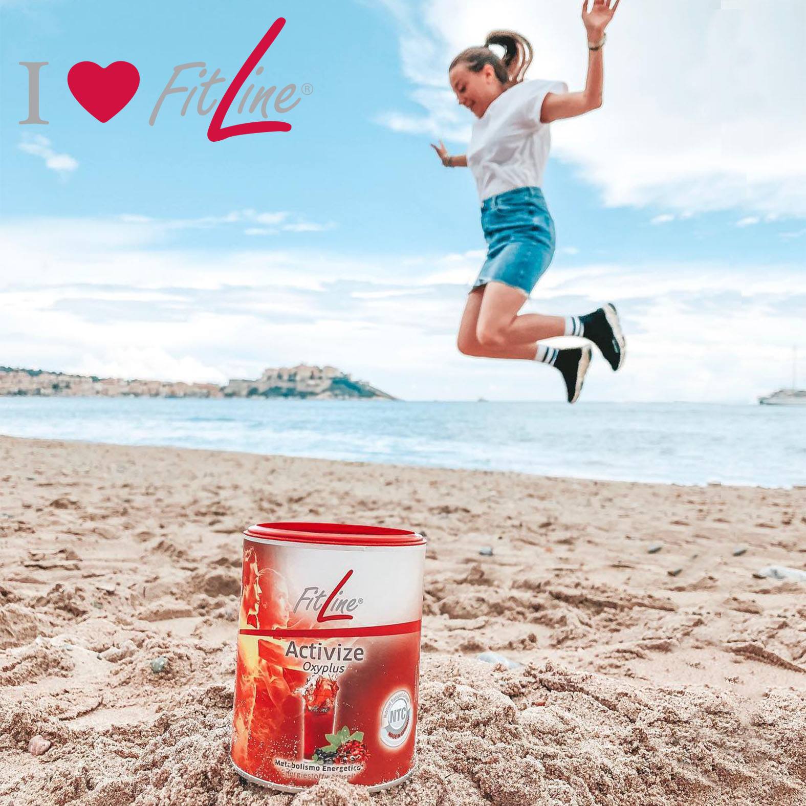 Eine Frau springt am Strand; im Vordergrund eine FitLine-Aktivize-Dose auf Sand.
