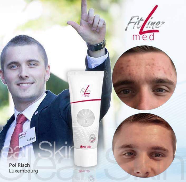 Man lächelt, zeigt Produkt; Nahaufnahmen von Haut. Produkt: weiß, mit rotem Text.