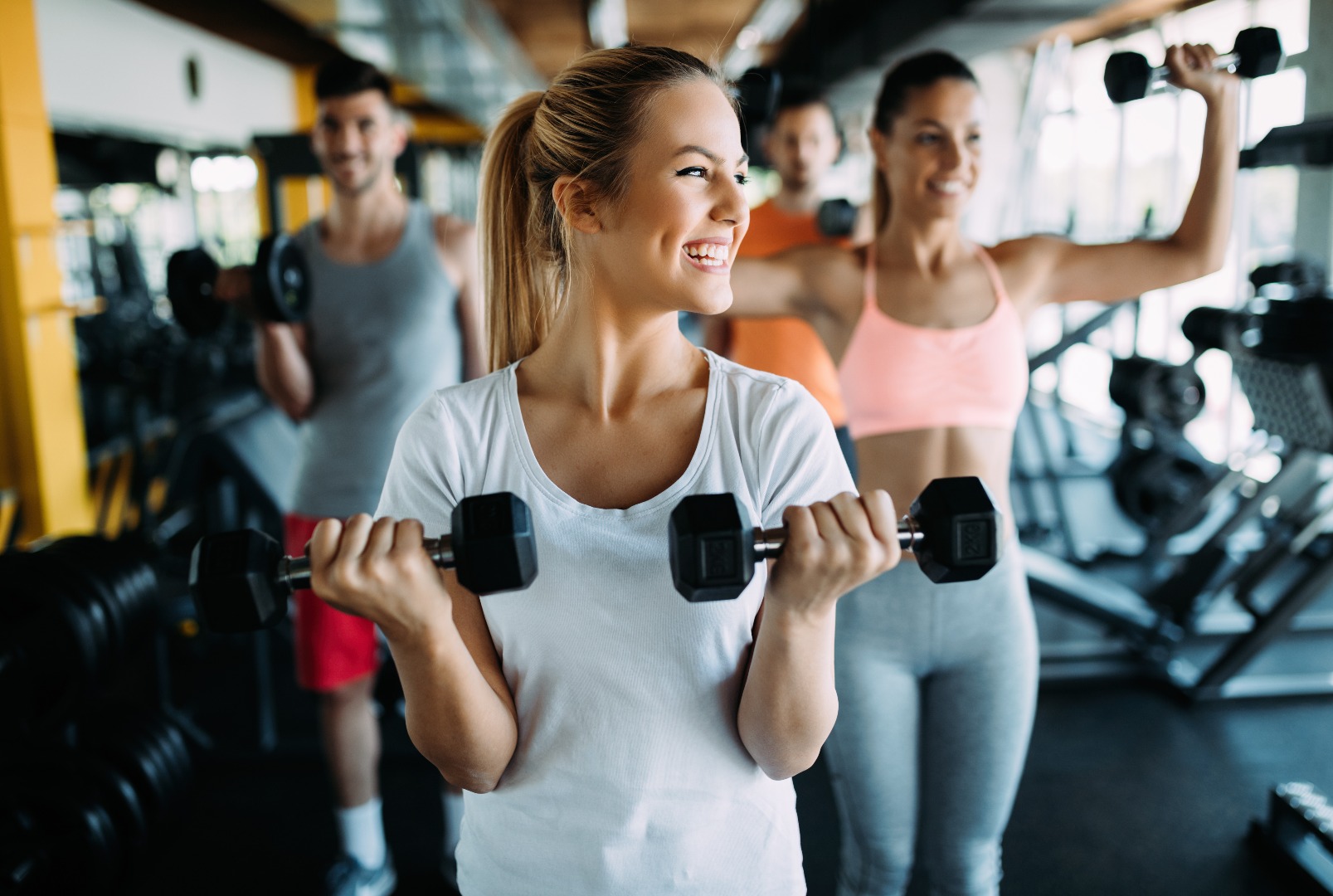 Frauen im Fitnessstudio mit Hanteln