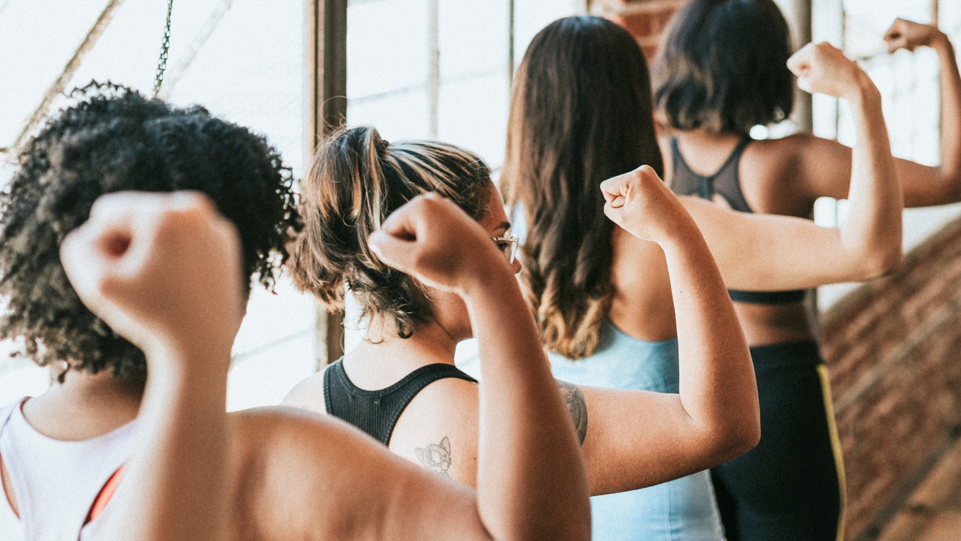 Starke Frauen zeigen Ihre Oberarme in einem Fitnessstudio