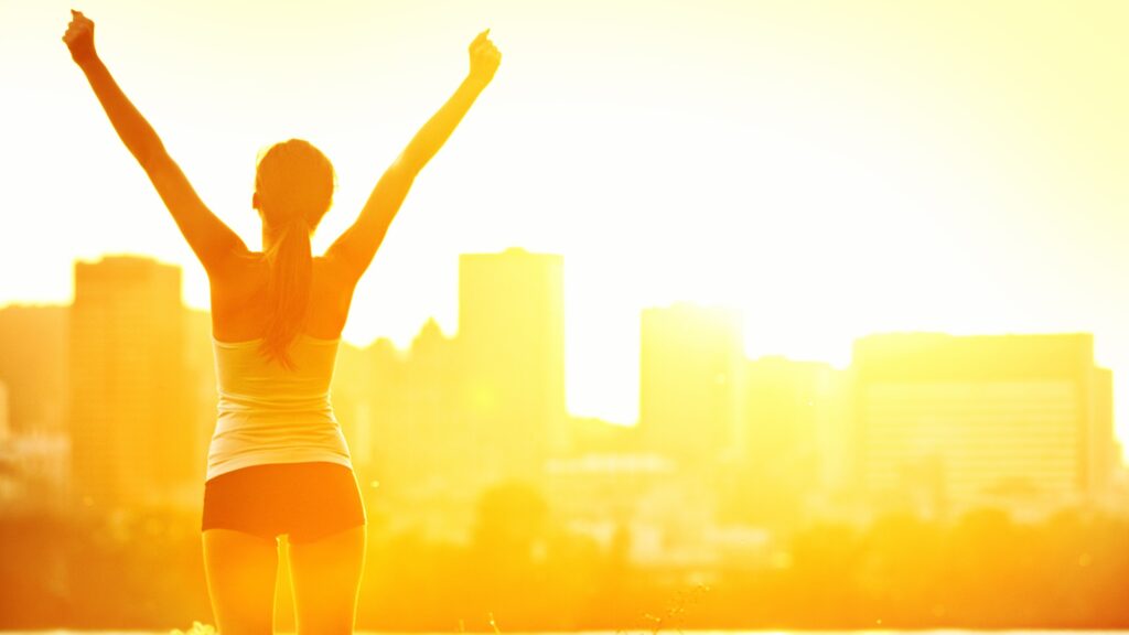 Eine Frau macht Fitnessübungen im Sonnenaufgang