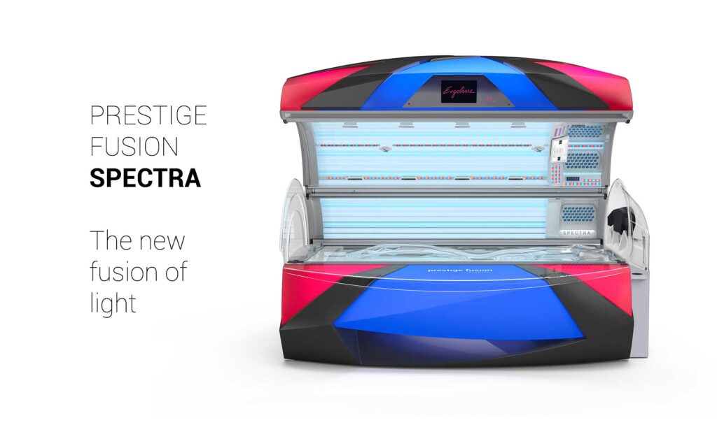 Ein Solarium mit blauen und roten Akzenten. Text: „Prestige Fusion Spectra“.