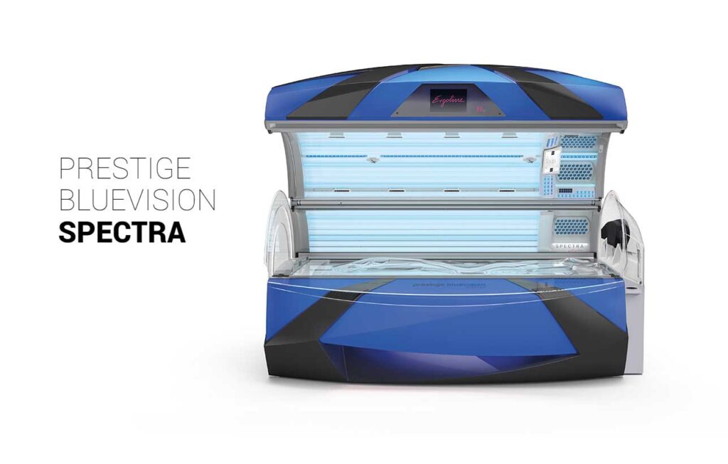 Solarium in Blau und Schwarz mit geöffneter Haube, Beleuchtung aktiviert, moderne Gestaltung.
