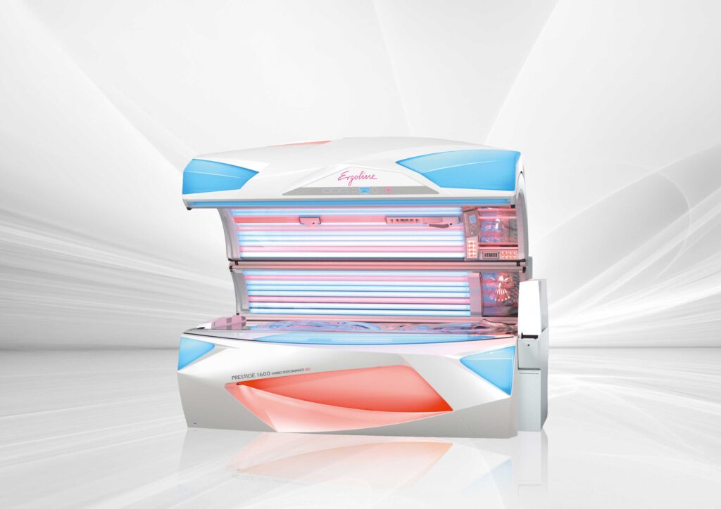 Solariumgerät mit blau-weißen und rosa Akzenten, geöffnet mit leuchtenden LED-Streifen.